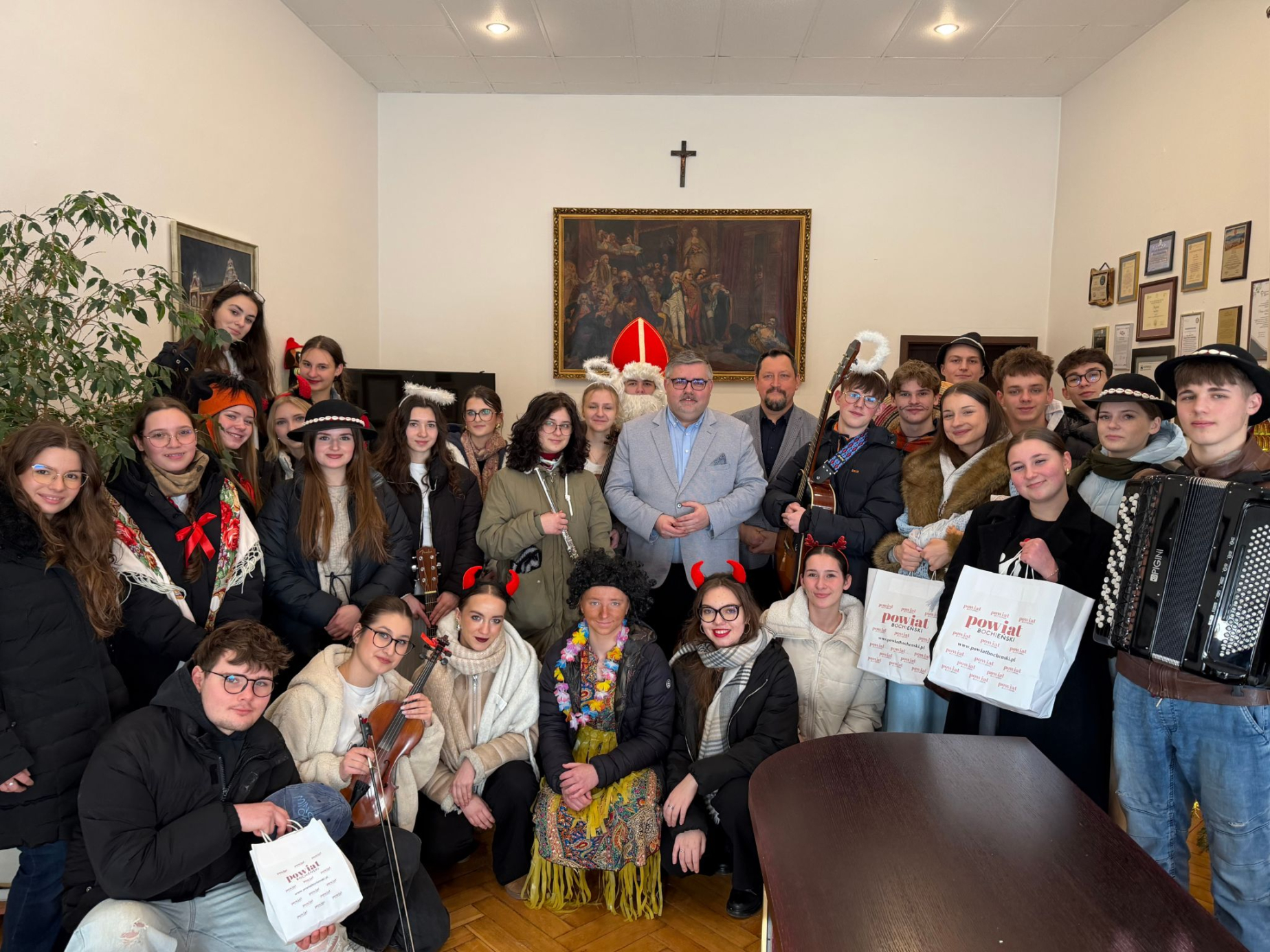 Kolęda w Starostwie - młodzież z I LO w Bochni wsparła hospicjum