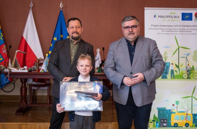 Wręczono nagrody w konkursie „Moje papierowe ozdoby świąteczne z makulatury – Eko Święta z #ekopowiatem bocheńskim”