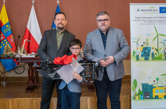 Wręczono nagrody w konkursie „Moje papierowe ozdoby świąteczne z makulatury – Eko Święta z #ekopowiatem bocheńskim”