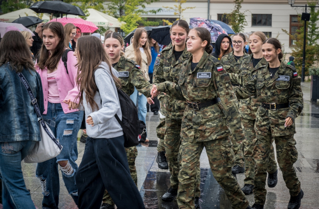 Bocheński rynek pełen mundurów. Targi pracy służb mundurowych za nami