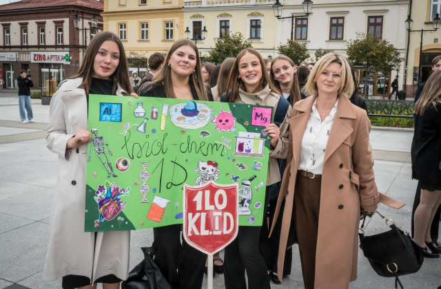 Ślubowanie pierwszoklasistów I LO na bocheńskim rynku
