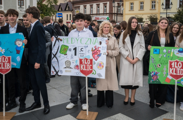 Ślubowanie pierwszoklasistów I LO na bocheńskim rynku