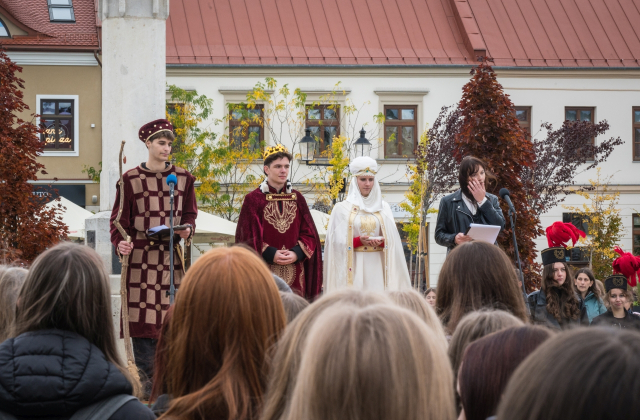 Ślubowanie pierwszoklasistów I LO na bocheńskim rynku