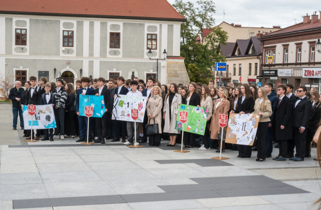 Ślubowanie pierwszoklasistów I LO na bocheńskim rynku