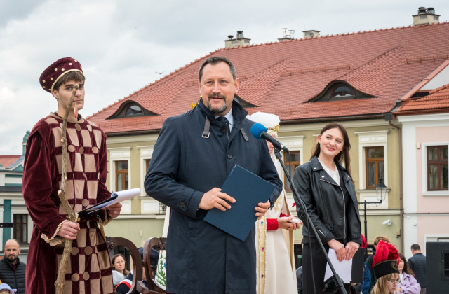 Ślubowanie pierwszoklasistów I LO na bocheńskim rynku