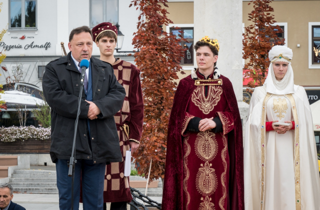 Ślubowanie pierwszoklasistów I LO na bocheńskim rynku