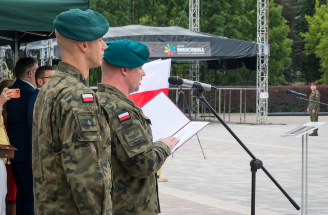 Flaga Powiatu Bocheńskiego będzie towarzyszyć polskim żołnierzom podczas misji w Bośni i Hercegowinie