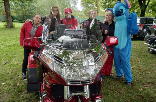 Pożegnanie lata w Chodenicach – uczniowie SOSW spotkali się z motocyklistami