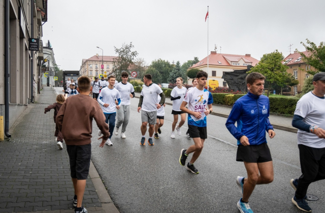 Uczestnicy biegu sztafetowego z Bochni do Sanoka