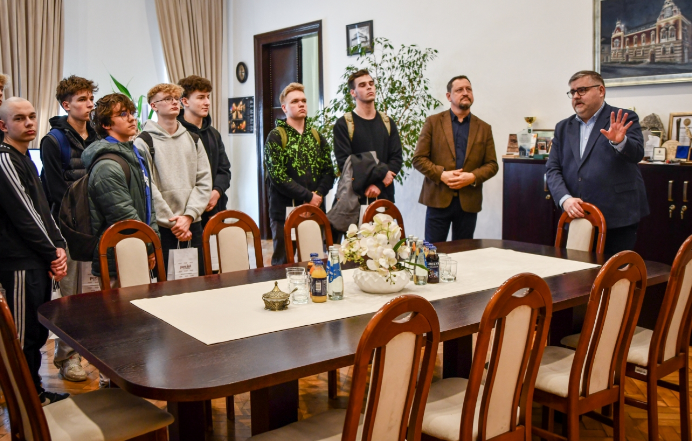 Lekcja samorządu w praktyce. Uczniowie „Mechnika” odwiedzili Starostwo Powiatowe w Bochni