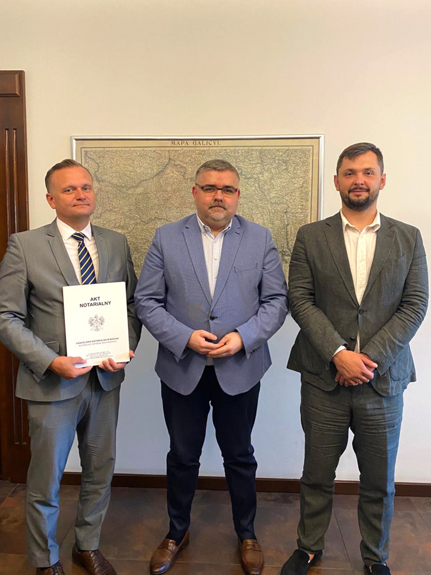 Starosta Adam Korta przekazuje budynek po byłym posterunku policji w Żegocinie Gminie Żegocina