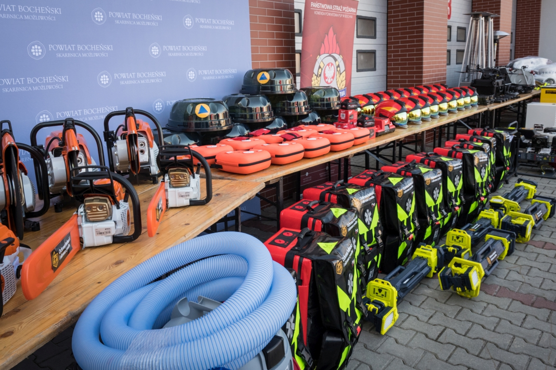 Blisko 7 mln zł dla służb w Powiecie Bocheńskim. Nowy sprzęt już gotowy do akcji