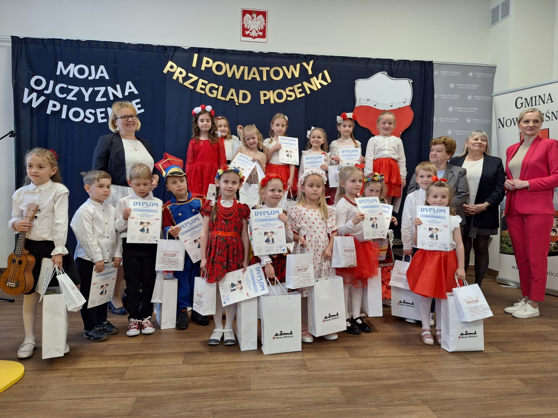 Nowy Wiśnicz rozbrzmiał patriotyczną piosenką – I Powiatowy Przegląd Piosenki „Moja Ojczyzna w piosence”