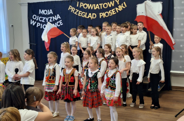 Nowy Wiśnicz rozbrzmiał patriotyczną piosenką – I Powiatowy Przegląd Piosenki „Moja Ojczyzna w piosence”