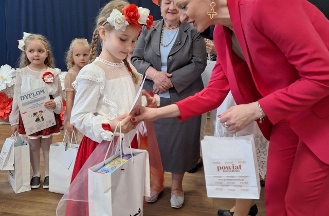 Nowy Wiśnicz rozbrzmiał patriotyczną piosenką – I Powiatowy Przegląd Piosenki „Moja Ojczyzna w piosence”