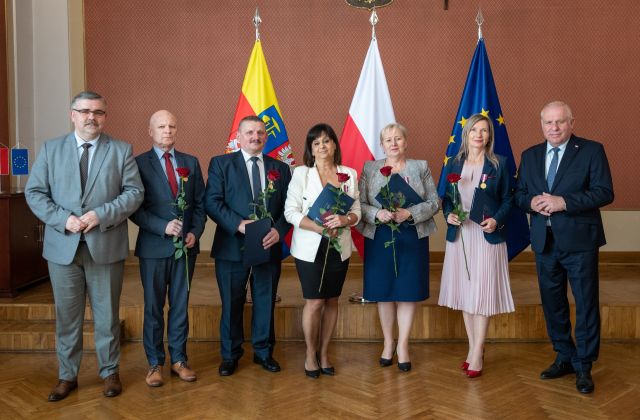 Pracownicy powiatu odznaczeni za Długoletnią Służbę
