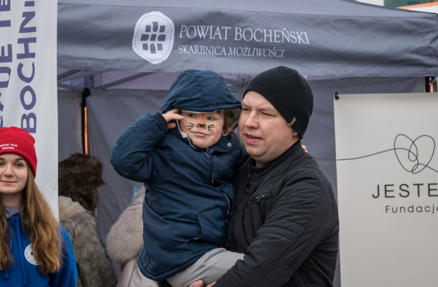 Bocheńszczyzna zagrała z WOŚP – mimo chłodu, z gorącym sercem. Zebrano ponad 142 tysiące złotych!
