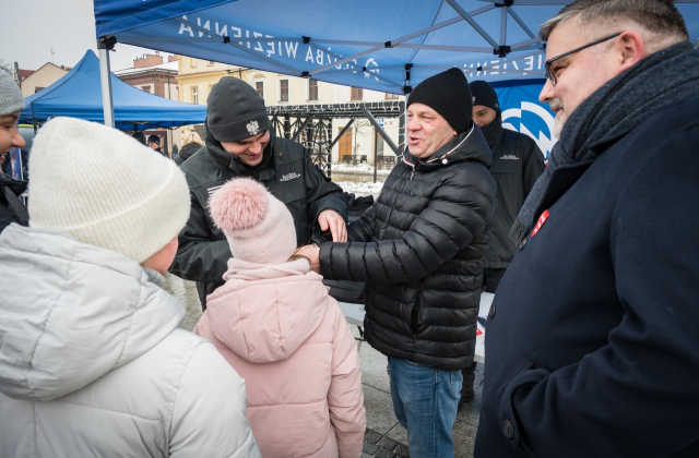 Bocheńszczyzna zagrała z WOŚP – mimo chłodu, z gorącym sercem. Zebrano ponad 142 tysiące złotych!