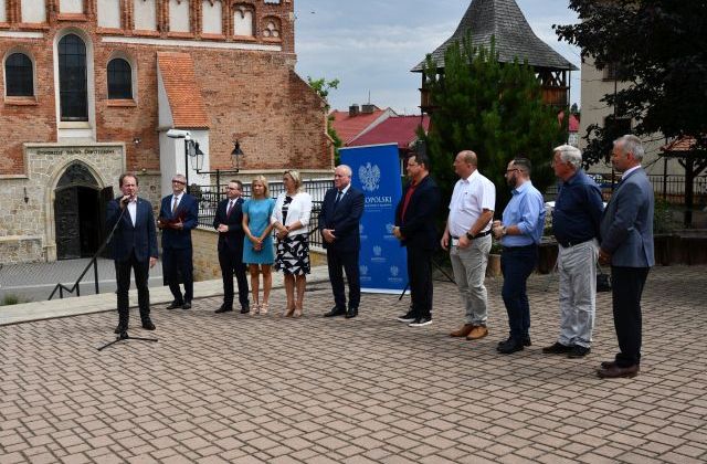 Przekazanie czeków na prace konserwatorskie