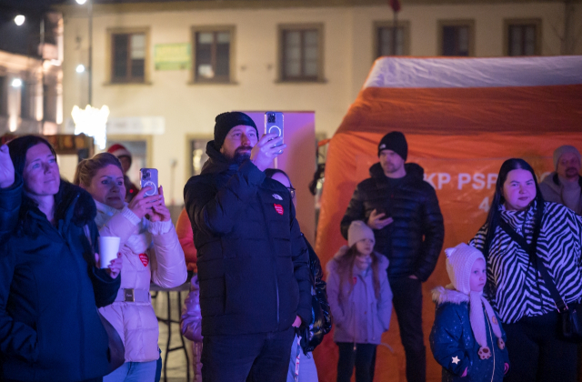 Bocheńszczyzna zagrała z WOŚP – mimo chłodu, z gorącym sercem. Zebrano ponad 142 tysiące złotych!