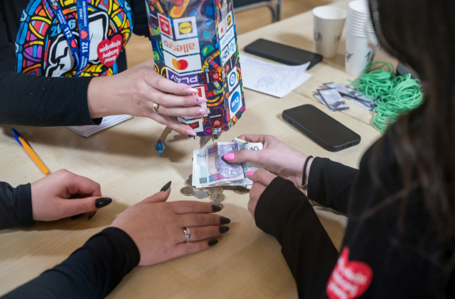 Bocheńszczyzna zagrała z WOŚP – mimo chłodu, z gorącym sercem. Zebrano ponad 142 tysiące złotych!