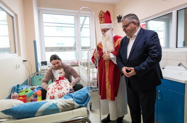 Święty Mikołaj odwiedził dzieci w bocheńskim szpitalu