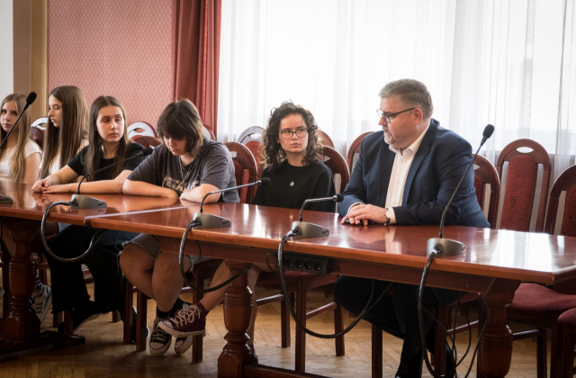 Uczniowie SP nr 2 w Bochni odwiedzili starostwo w ramach lekcji o samorządzie