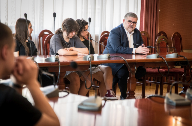 Uczniowie SP nr 2 w Bochni odwiedzili starostwo w ramach lekcji o samorządzie