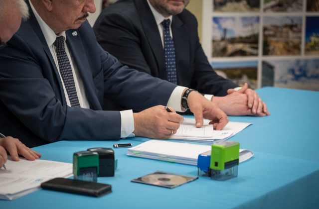 W Łapanowie podpisano umowę na modernizacje wałów przeciwpowodziowych 