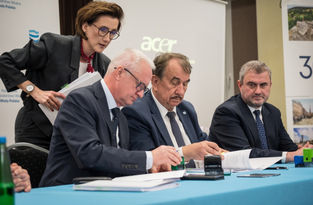 W Łapanowie podpisano umowę na modernizacje wałów przeciwpowodziowych 