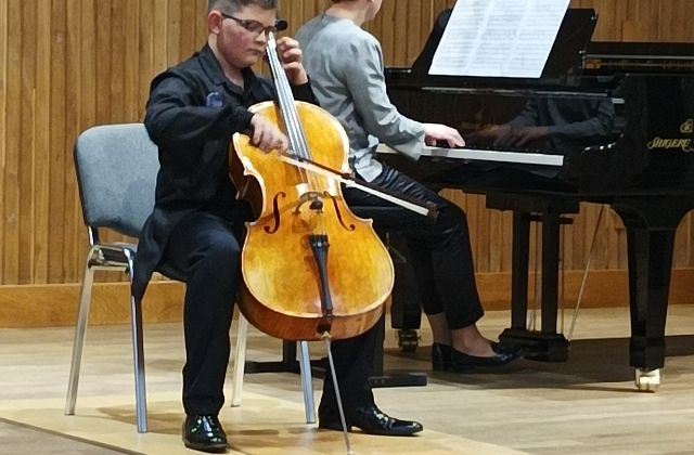 Młody Polski Wiolonczelista