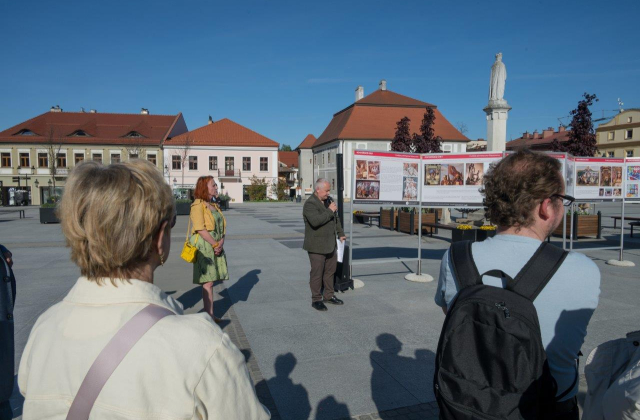 Uzupełnij i zapis„Bocheńskie Orły. Historia miasta orłami pisana” - otwarcie wystawyz enterem lub klikając w ikonkę ->
