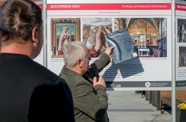 Uzupełnij i zapis„Bocheńskie Orły. Historia miasta orłami pisana” - otwarcie wystawyz enterem lub klikając w ikonkę ->