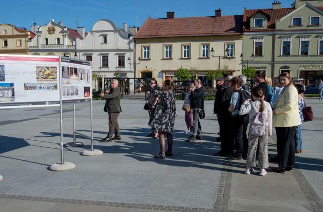 Uzupełnij i zapis„Bocheńskie Orły. Historia miasta orłami pisana” - otwarcie wystawyz enterem lub klikając w ikonkę ->