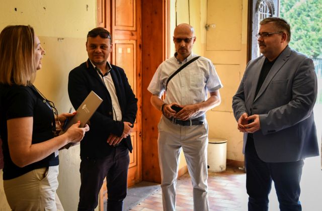 Zarząd Powiatu podczas wizyty gospodarczej w budynku Pogotowia