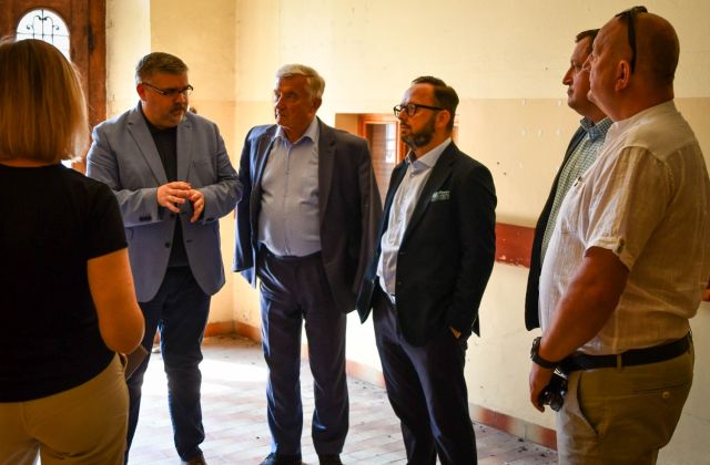 Zarząd Powiatu podczas wizyty gospodarczej w budynku Pogotowia
