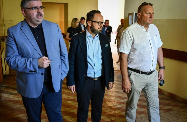 Zarząd Powiatu podczas wizyty gospodarczej w budynku Pogotowia