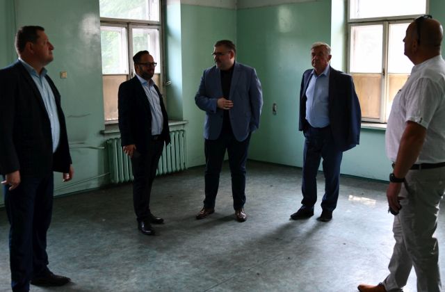 Zarząd Powiatu podczas wizyty gospodarczej w budynku Pogotowia