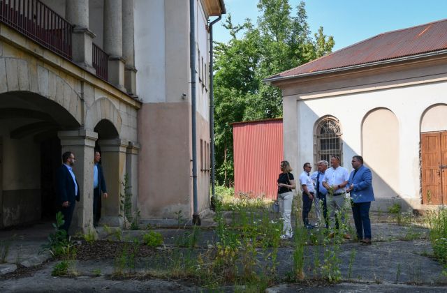 Zarząd Powiatu podczas wizyty gospodarczej w budynku Pogotowia