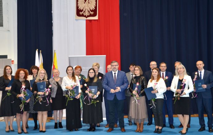 Starosta nagrodził dyrektorów i nauczycieli