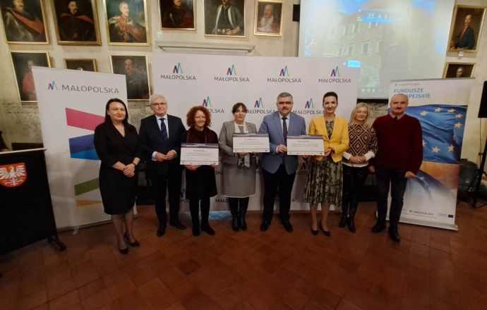 Środki na zakup sprzętu i wsparcie psychologiczne w liceach 