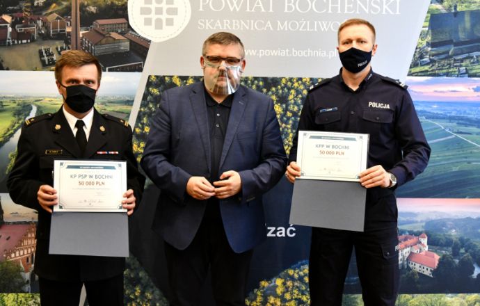 Powiat wsparł policję i straż pożarną