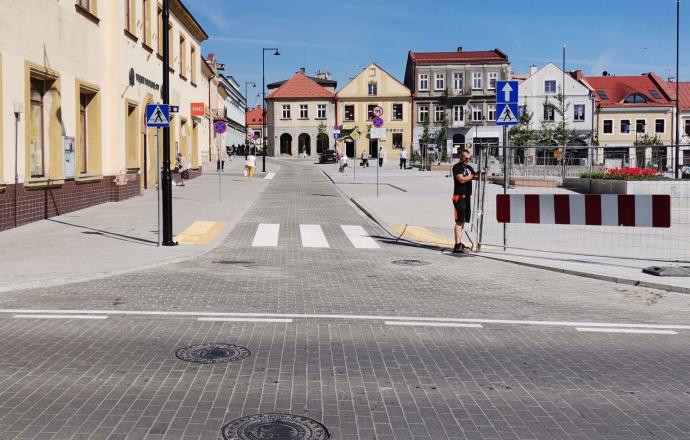 Przywrócony ruch na zachodniej pierzei Rynku i ul. Szewskiej w Bochni