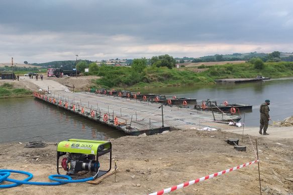 Most pontonowy połączył dwa powiaty