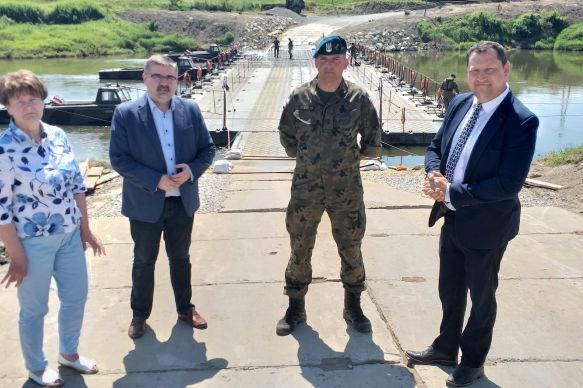 Duży ruch przez most pontonowy