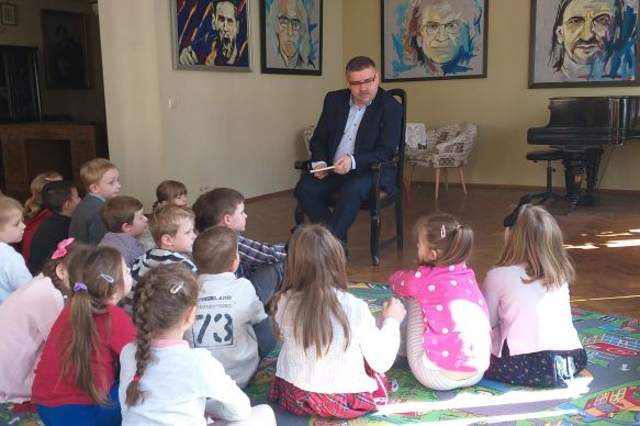 Starosta Korta czytał dzieciom