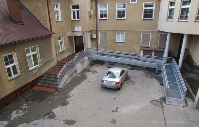 Nowe wejście do punku opieki całodobowej