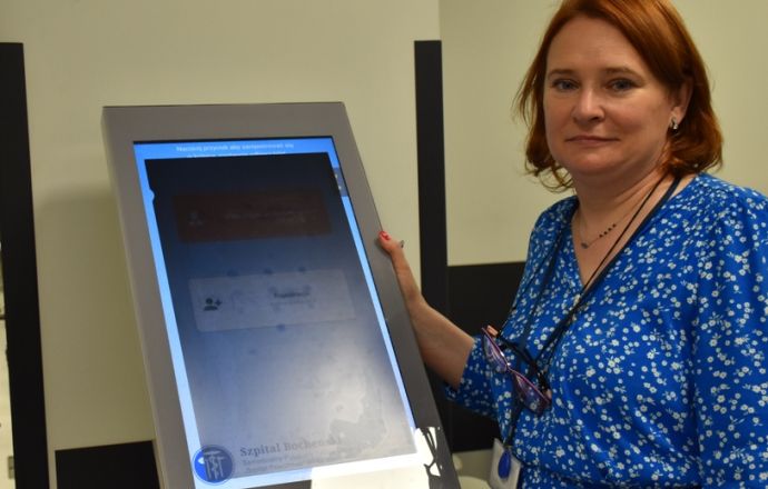 Beata Abrowska prezentuje biletomat w Centrum Poradni Specjalistycznych