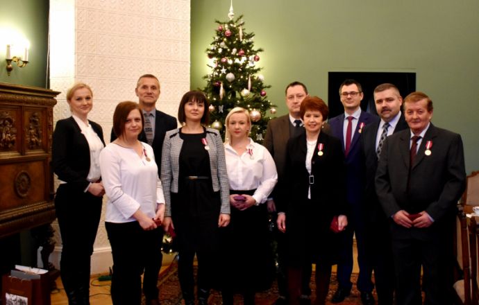 Wojewoda wręczył medale pracownikom starostwa
