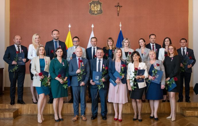 Pracownicy powiatu odznaczeni za Długoletnią Służbę